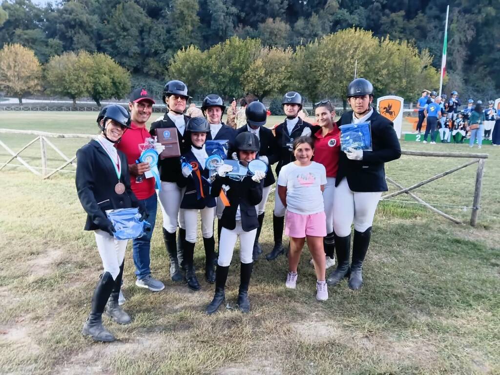La squadra Emozioni Equestri ai Campionati Regionali Dressage 2026 con medaglie e coccarde